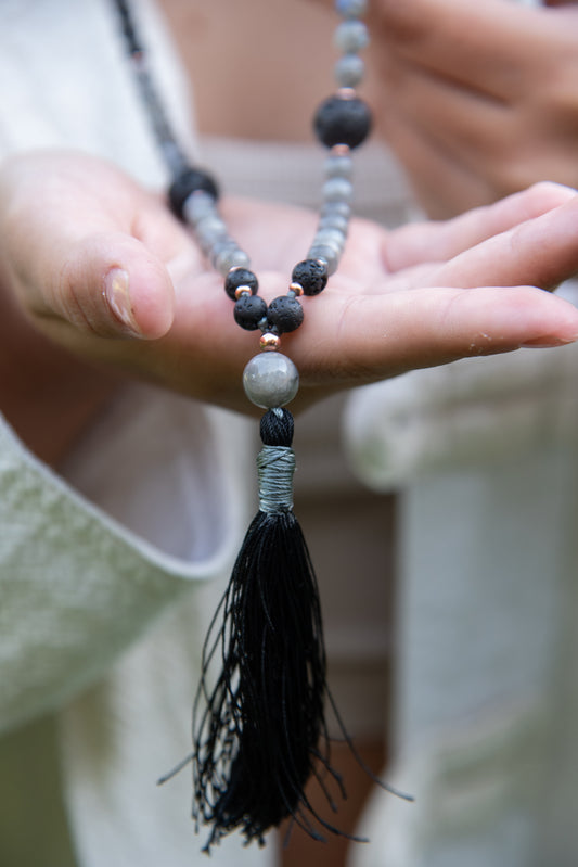 la madregea mala in pietra lavica, labradorite e rame per meditare fatta a mano 108 perle