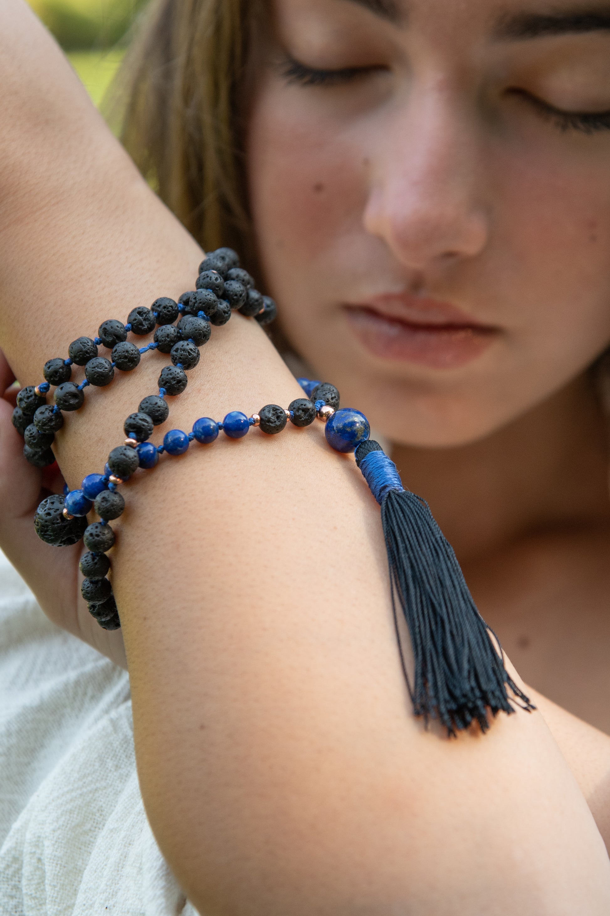 la madregea mala in pietra lavica, quarzo rosa e rame per meditare fatta a mano 108 perle
