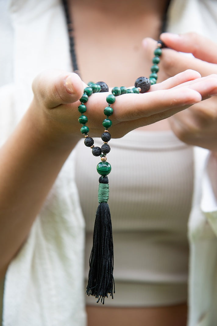 Mala da meditazione artigianale in Pietra Lavica e Malachite con Olio Essenziale – 108 perle