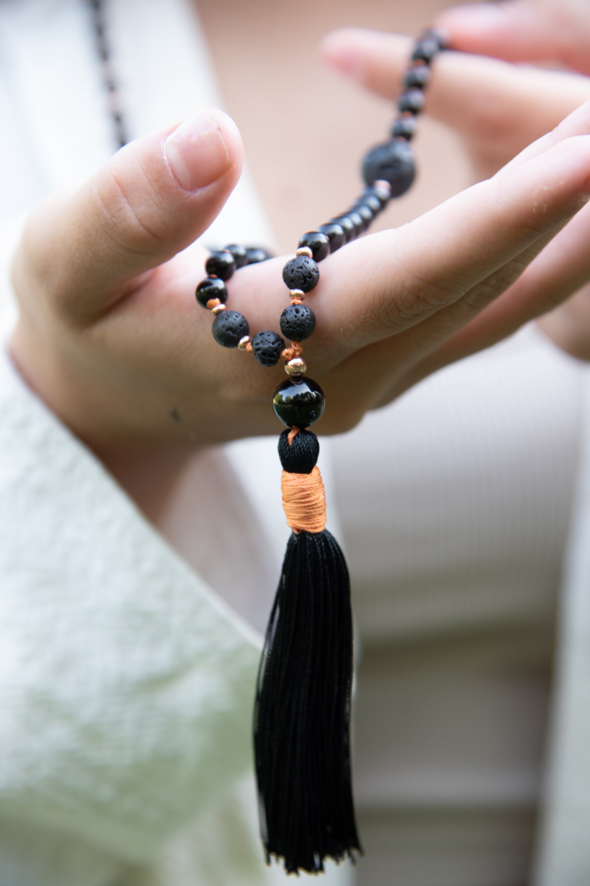 la_madregea_Mala_in_Pietra_lavica_e_tormalina_per_praticare_la_meditazione