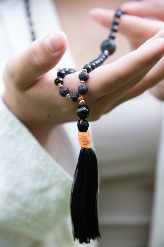 la_madregea_Mala_in_Pietra_lavica_e_tormalina_per_praticare_la_meditazione