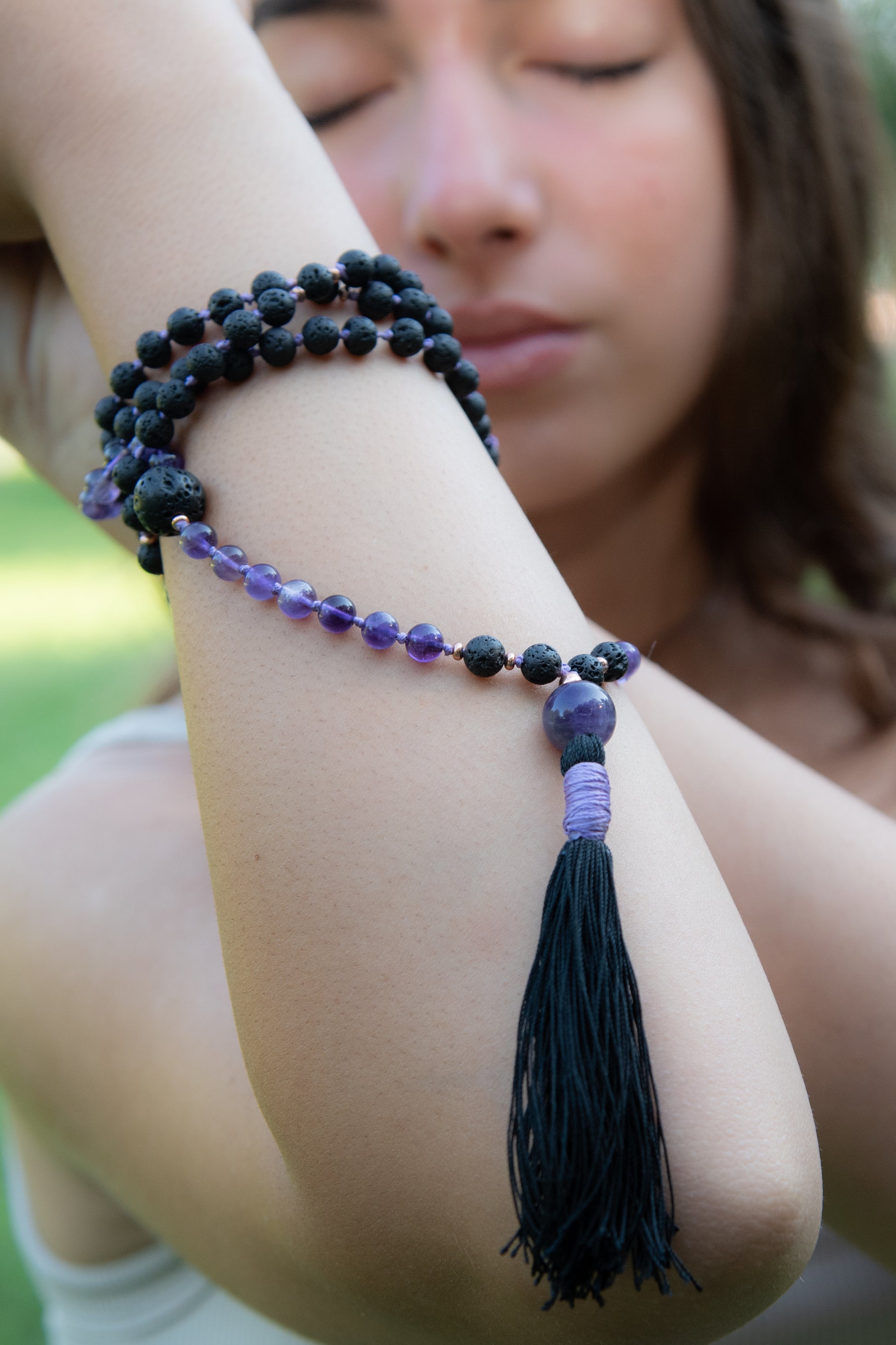 la madregea mala in ametista e pietra lavica e rame per meditare fatta a mano 108 perle