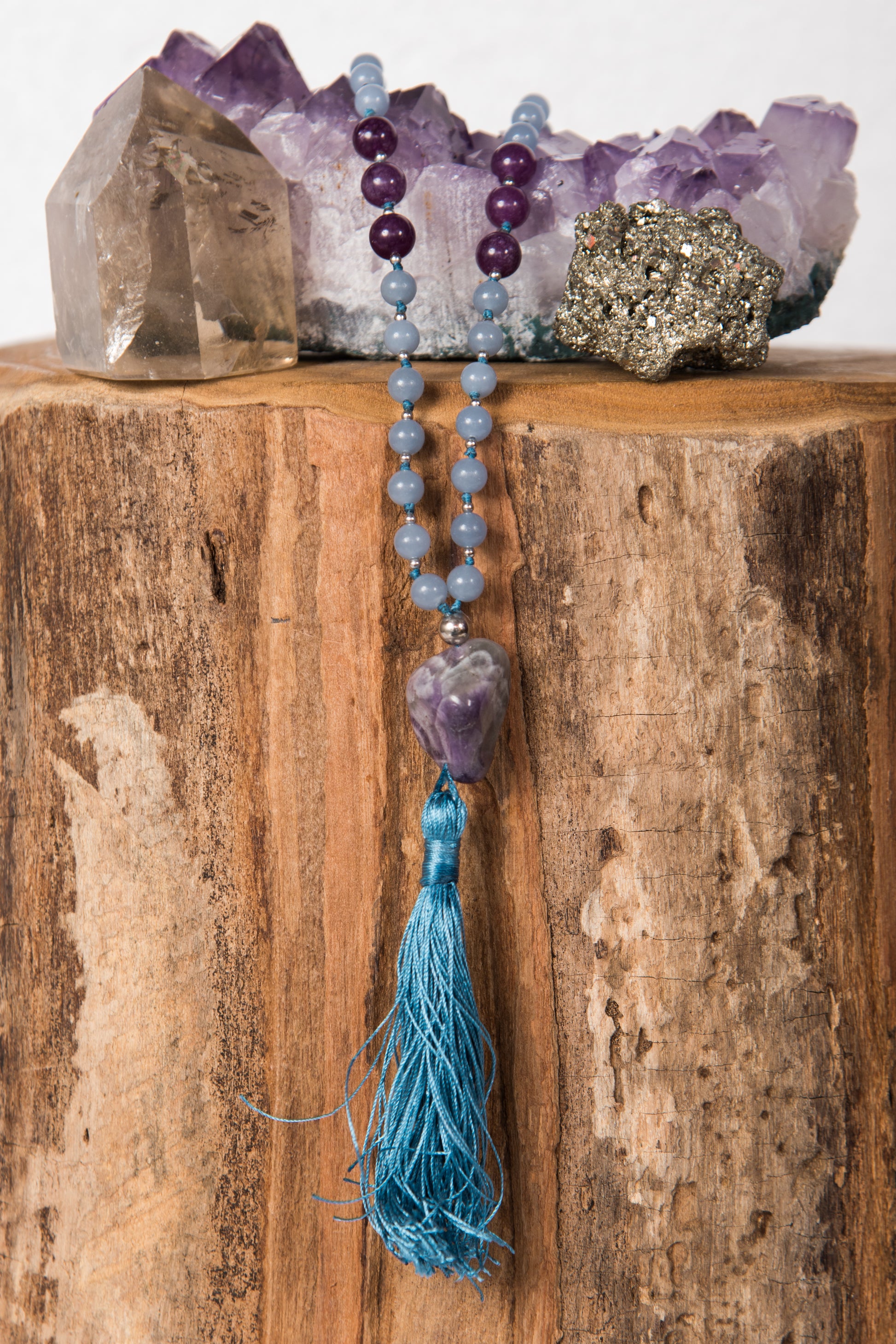 mala prezioso strumento per meditare tenendo conto dei Mantra durante la pratica. 108 pietre di ametista e angelite