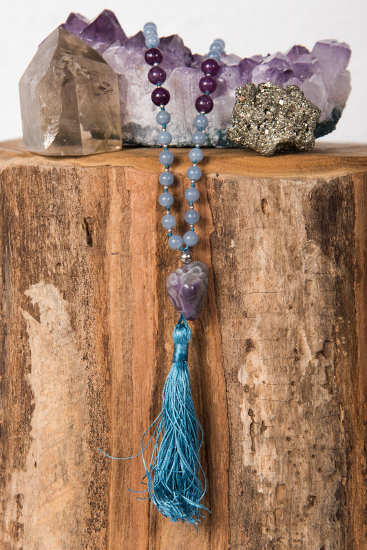 mala prezioso strumento per meditare tenendo conto dei Mantra durante la pratica. 108 pietre di ametista e angelite
