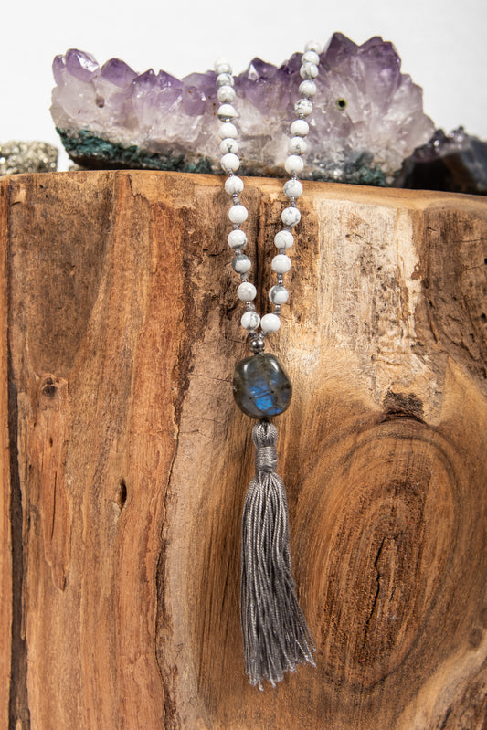 la madregea mala collana fatta a mano per  meditare con 108 perle in pietra dura naturale di howlite, pietra guru in labradorite e argento 925. 
