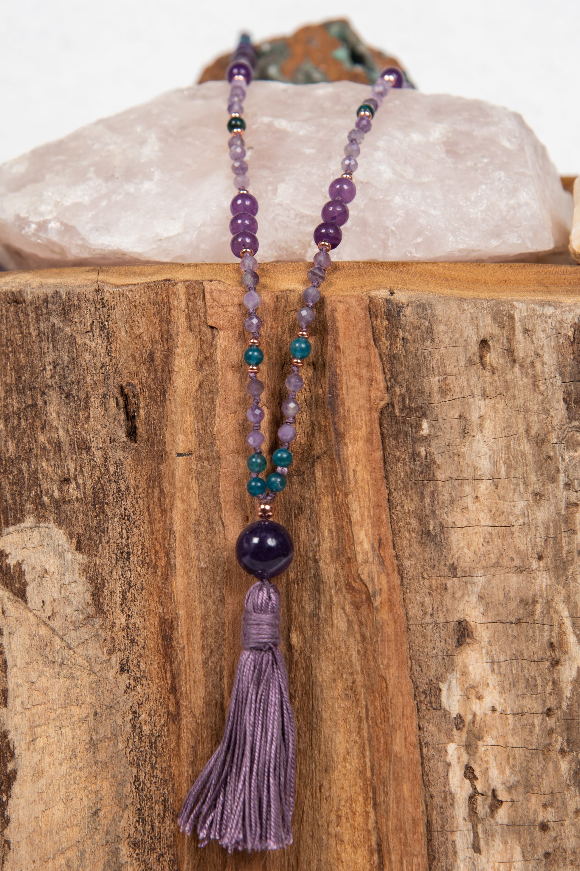 mala con 108 perle in ametista e apatite da meditazione fatta a mano, pietra guru in ametista e rame