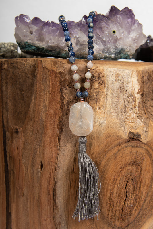 la Madregea mala collana fatta a mano per  meditare con 108 perle in pietra dura naturale di sodalite, pietra guru in agata bianca e rame.