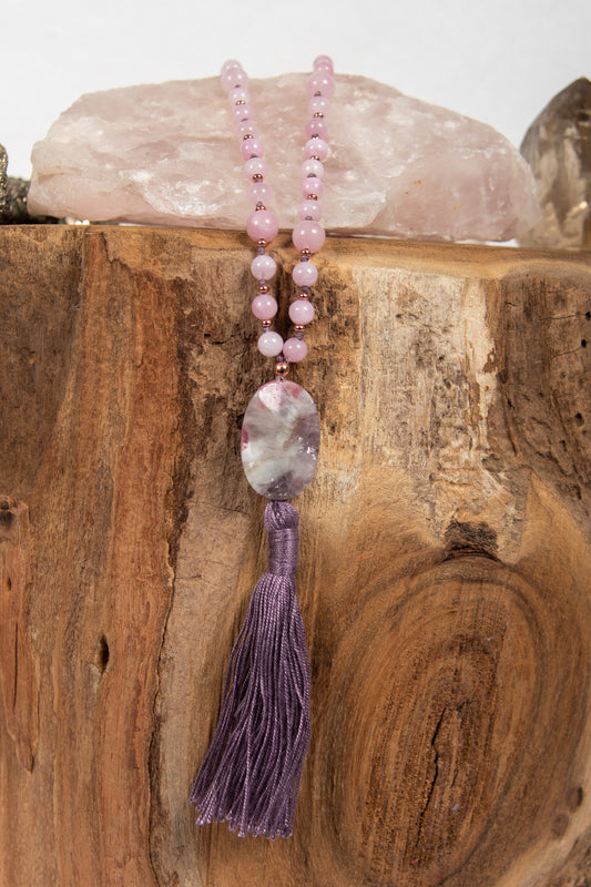 japamala la madregea  per meditazione con 108 perle in pietra dura di kunzite e pietra guru in elbaite 