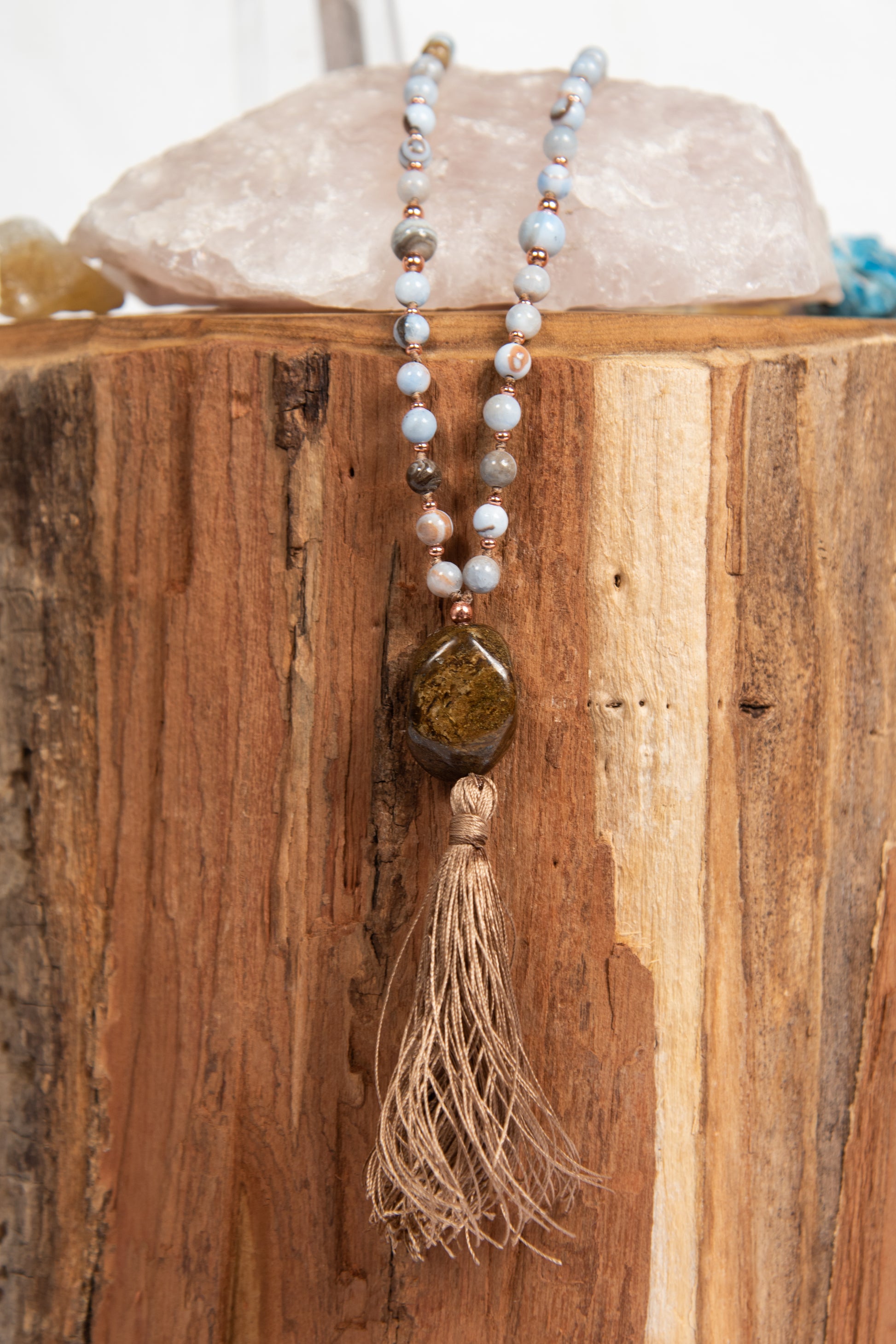 la madregea mala da meditazione con 108 perle di calcedonio azzurro, pietra guru bronzite e rame