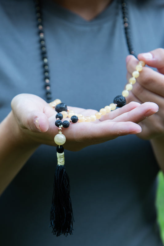 La madregea mala con 108 perle in pietra lavica e agata gialla, pietra guru in agata gialla