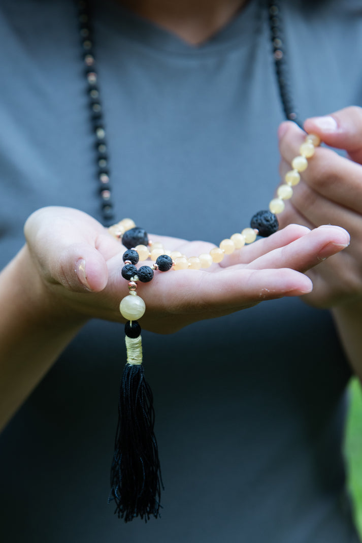 Mala da meditazione in Calcite gialla e Pietra Lavica con Olio Essenziale – 108 perle