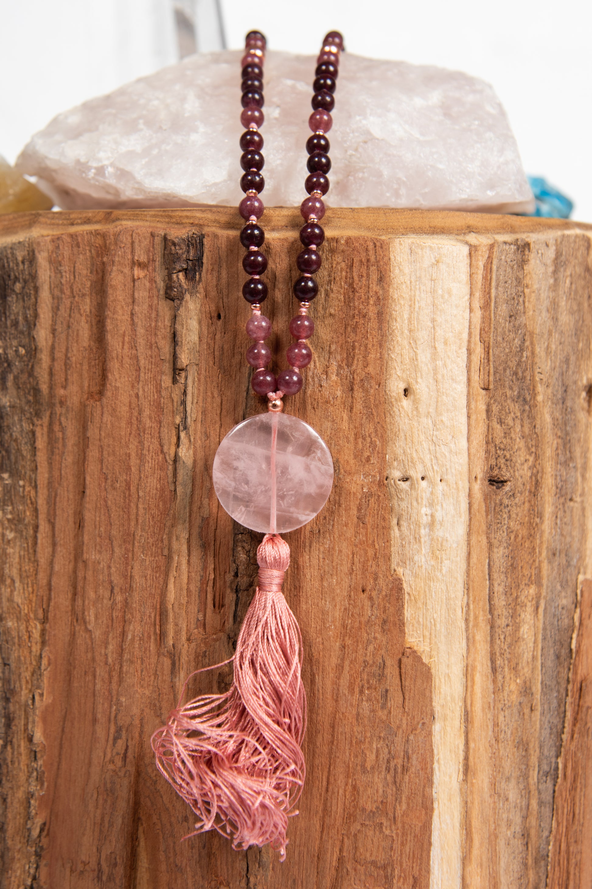 la madregea mala da meditazione con 108 perle di granato almandino e pietra guru quarzo rosa