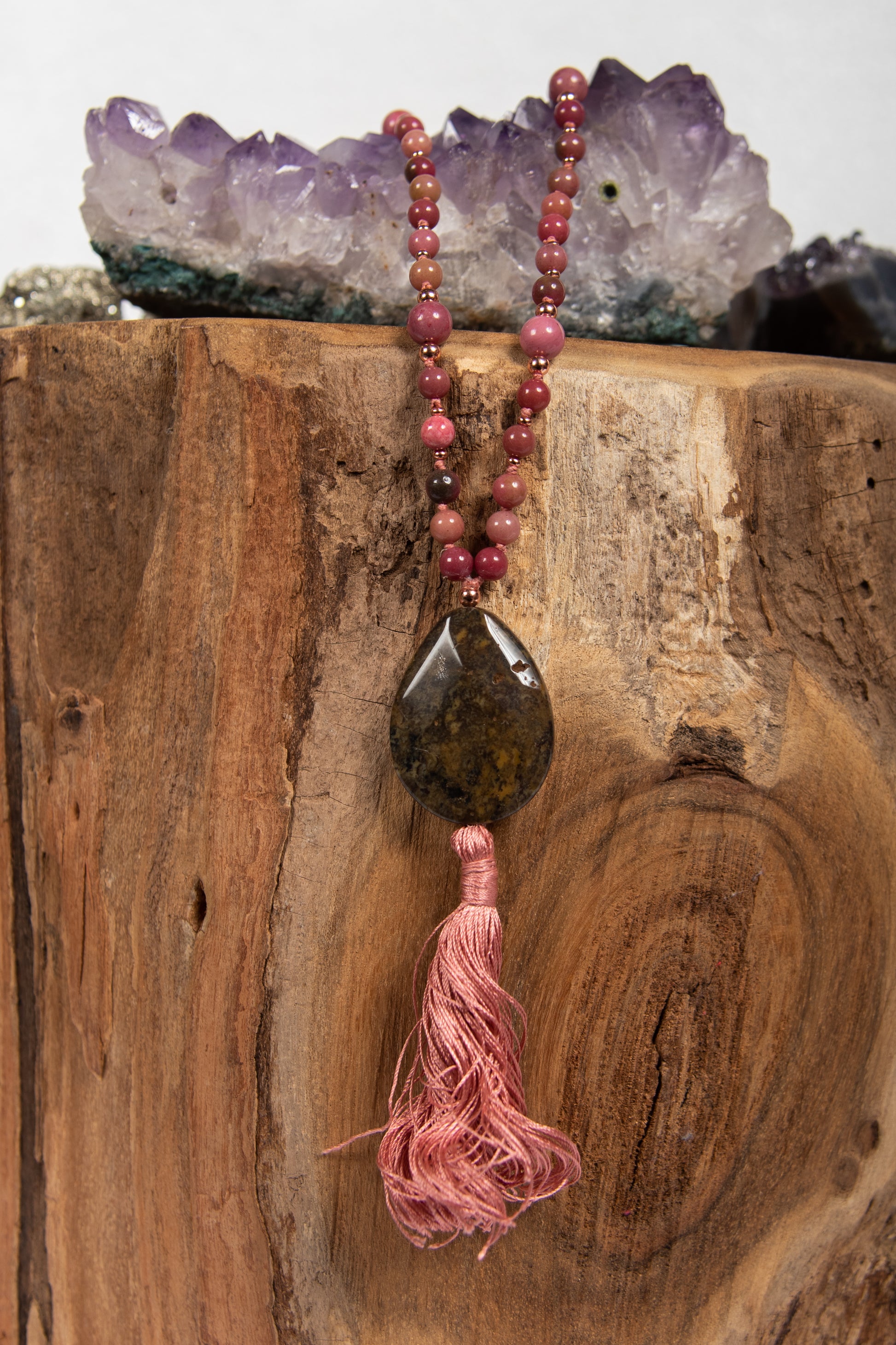 la madregea mala fatta a mano per meditare con 108 perle in pietra dura naturale di rodonite, diaspro e rame. 