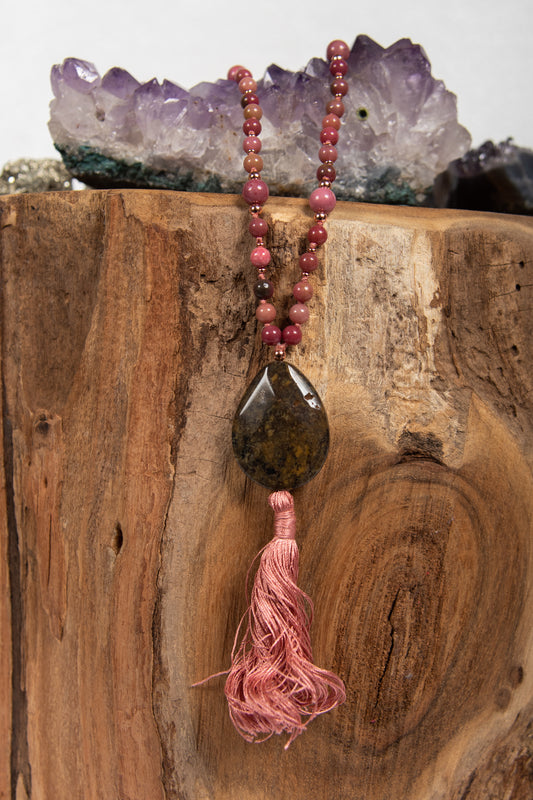 la madregea mala fatta a mano per meditare con 108 perle in pietra dura naturale di rodonite, diaspro e rame. 