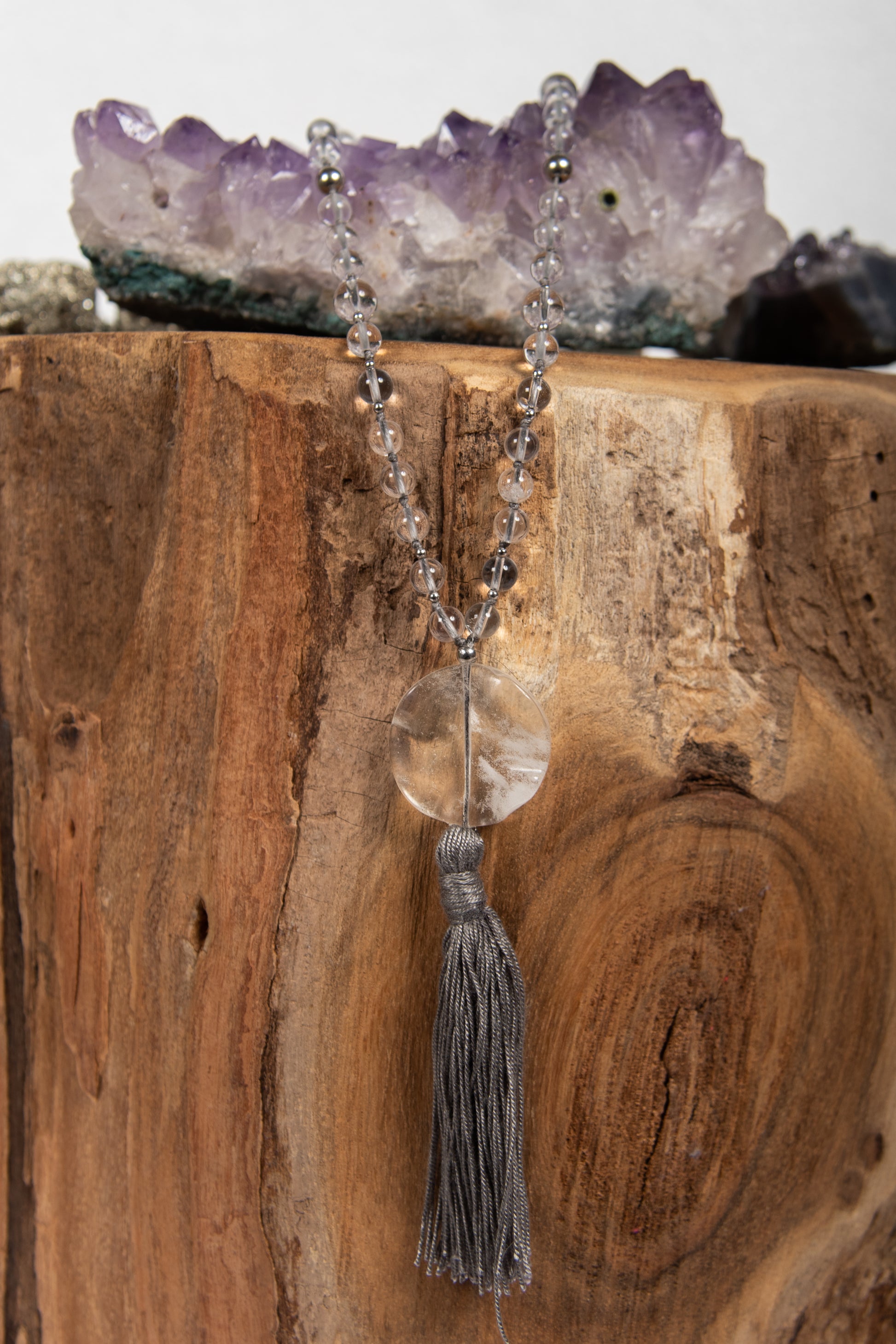 la madregea mala da meditazione fatta a mano con 108 perle in quarzo ialino naturale, pietra guru in quarzo ialino e argento 925. 