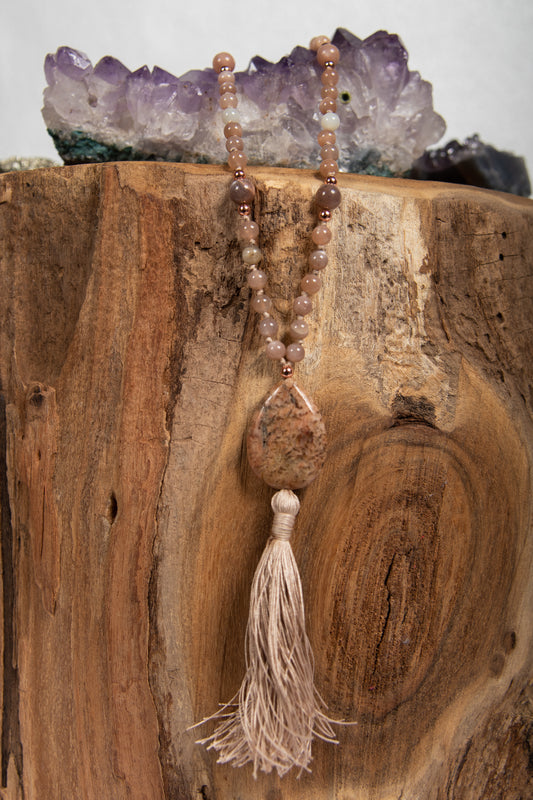 la madregea mala in pietra di luna naturale, pietra guru zebradorite fatta a mano per la pratica da meditazione. 