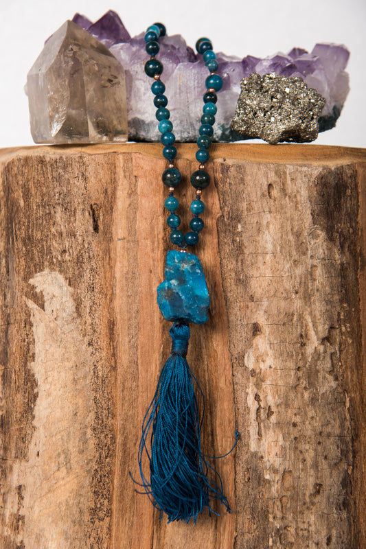 mala prezioso strumento per meditare tenendo conto dei Mantra durante la pratica. 108 pietre naturali di apatite, pietra guru in apatite e rame