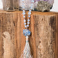 mala prezioso strumento per meditare tenendo conto dei Mantra durante la pratica. 108 pietre di opalite, pietra guru in lapislazzuli grezzo e rame