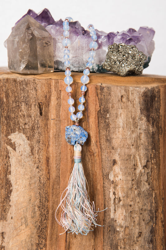 mala prezioso strumento per meditare tenendo conto dei Mantra durante la pratica. 108 pietre di opalite, pietra guru in lapislazzuli grezzo e rame