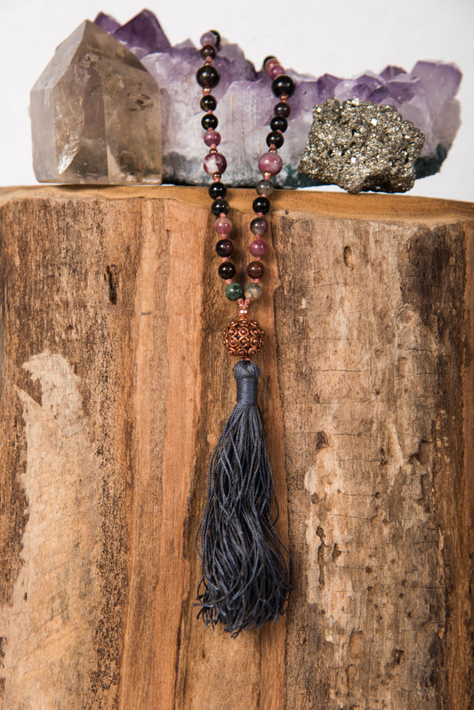 mala prezioso strumento per meditare tenendo conto dei Mantra durante la pratica in tormalina multicolore naturale 108 pietre perla guru in rame.  