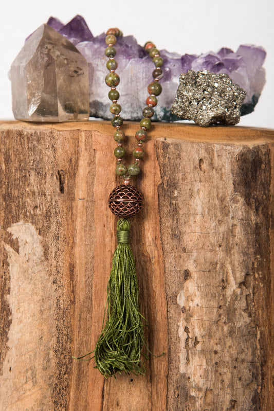 mala prezioso strumento per meditare tenendo conto dei Mantra durante la pratica. 108 pietre naturali in unakite e perla guru in rame 