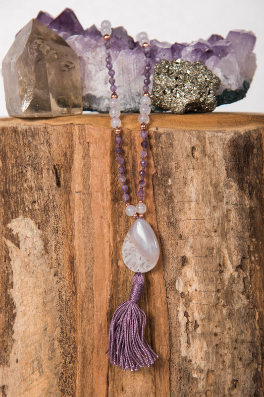 mala in ametista agata bianca e rame prezioso strumento per meditare tenendo conto dei Mantra durante la pratica  