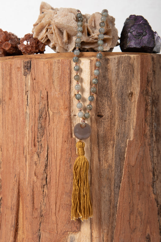 mala in pietra di luna arcobaleno 
(labradorite) e agata grigia per praticare la meditazione
