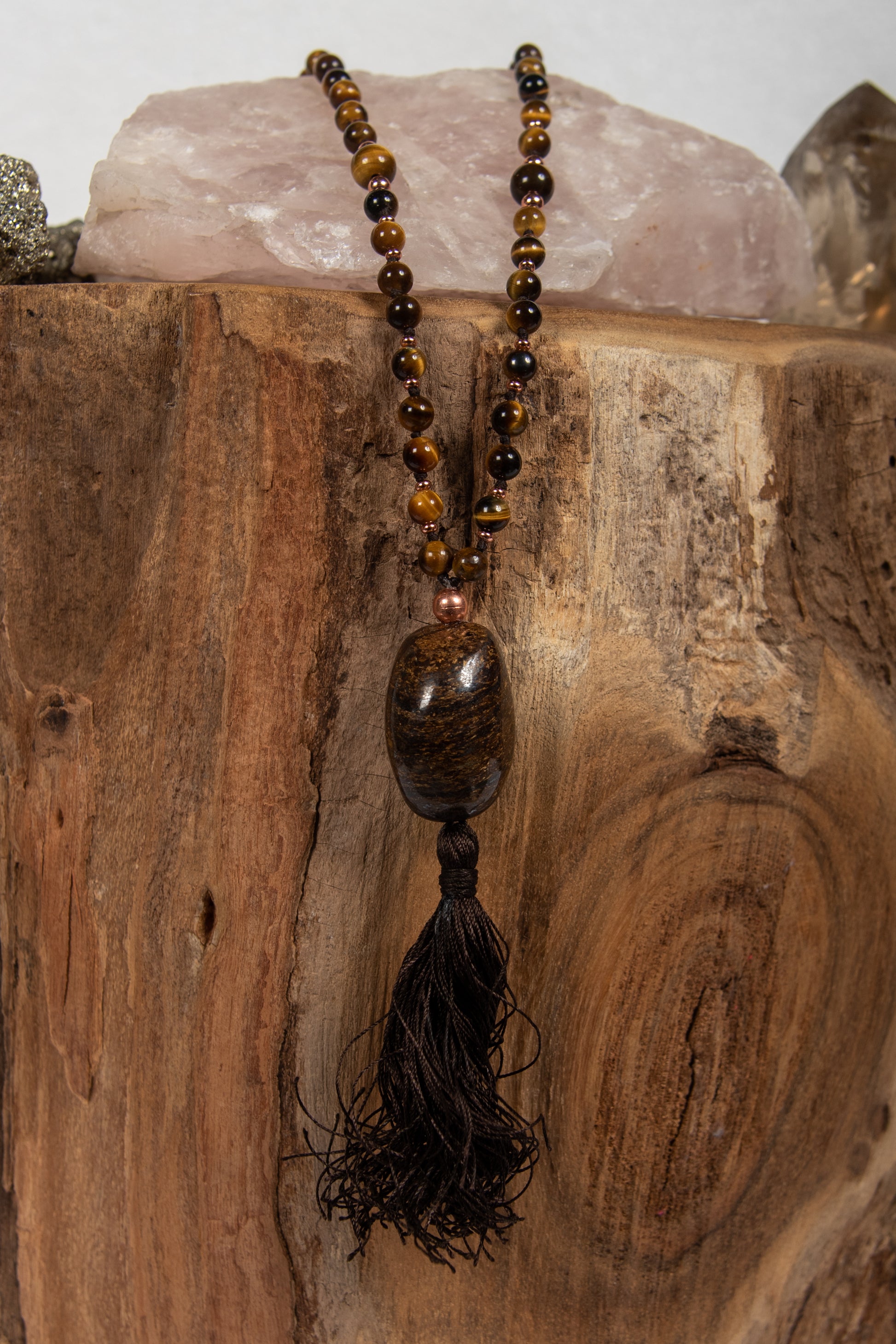 mala da meditazione fatta a mano con 108 pietre naturali in occhio di tigre e pietra guru in bronzite la madregea