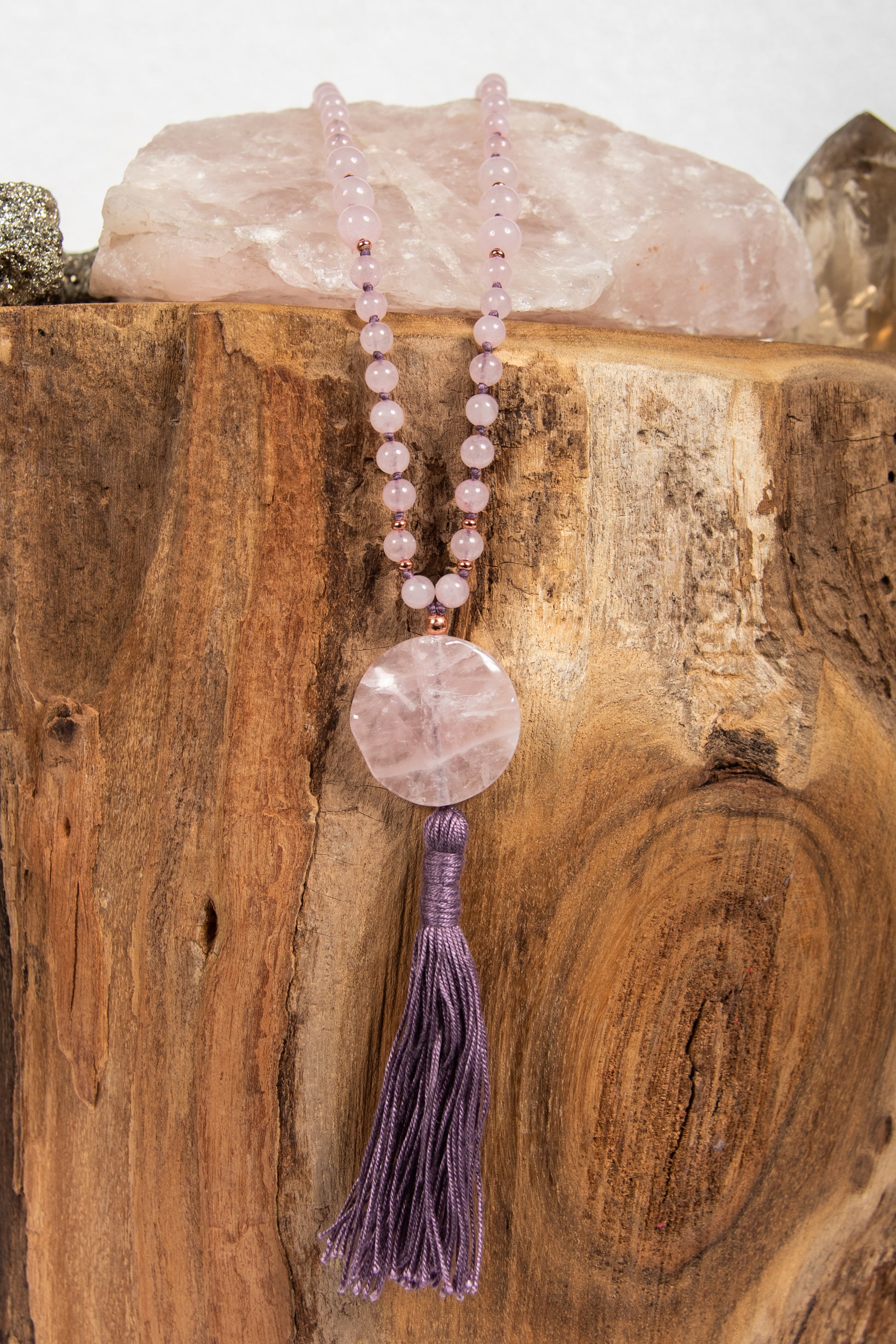 mala fatta a mano per meditazione con cristalli naturali di quarzo rosa pietra guru quarzo rosa la madregea
  