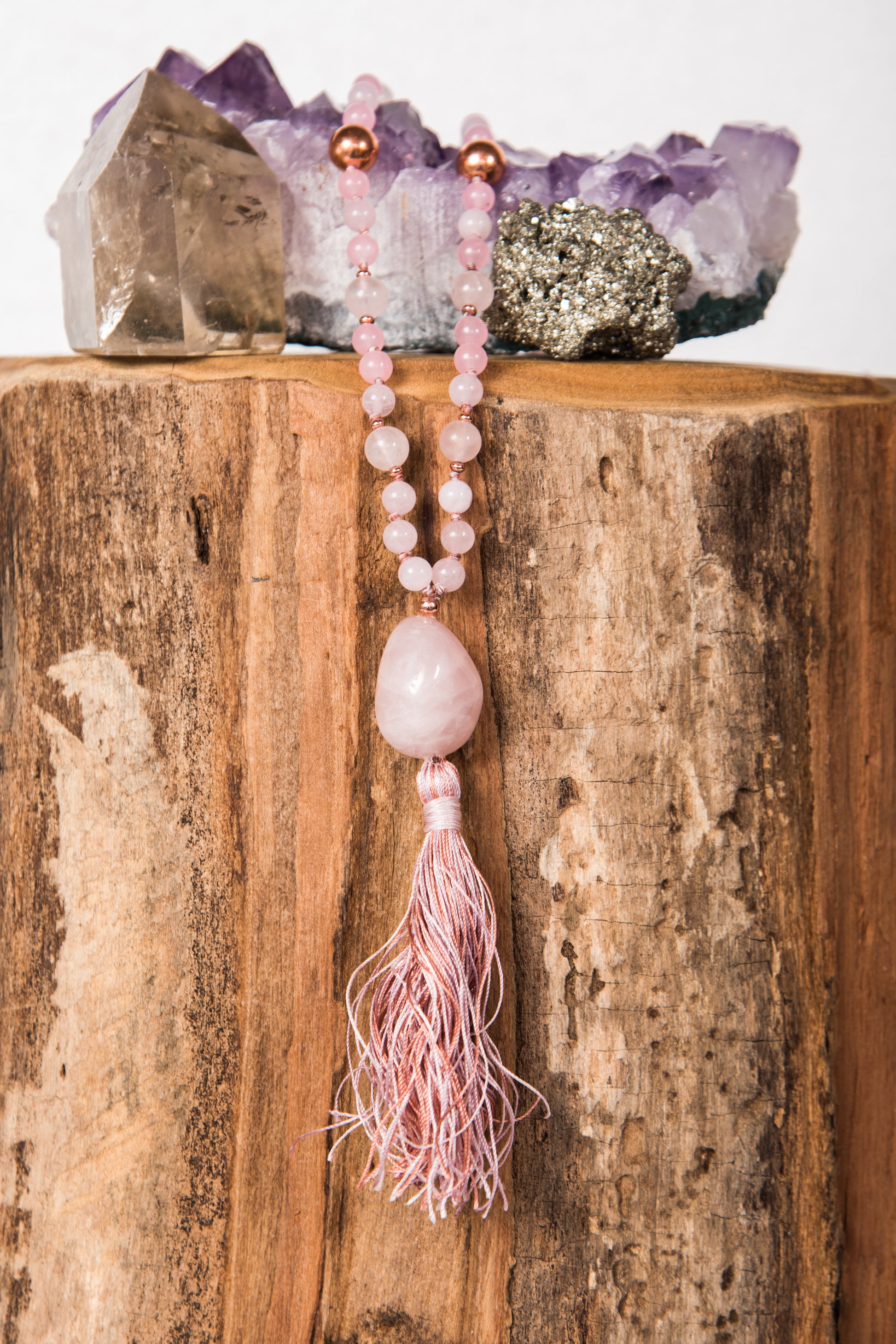 mala in quarzo rosa prezioso strumento per meditare tenendo conto dei Mantra durante la pratica.