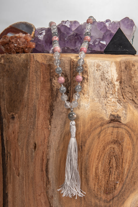 mala artigianale con pietre naturali di rodonite, quarzo nuvola, labradorite, prezioso strumento per la pratica della meditazione.  