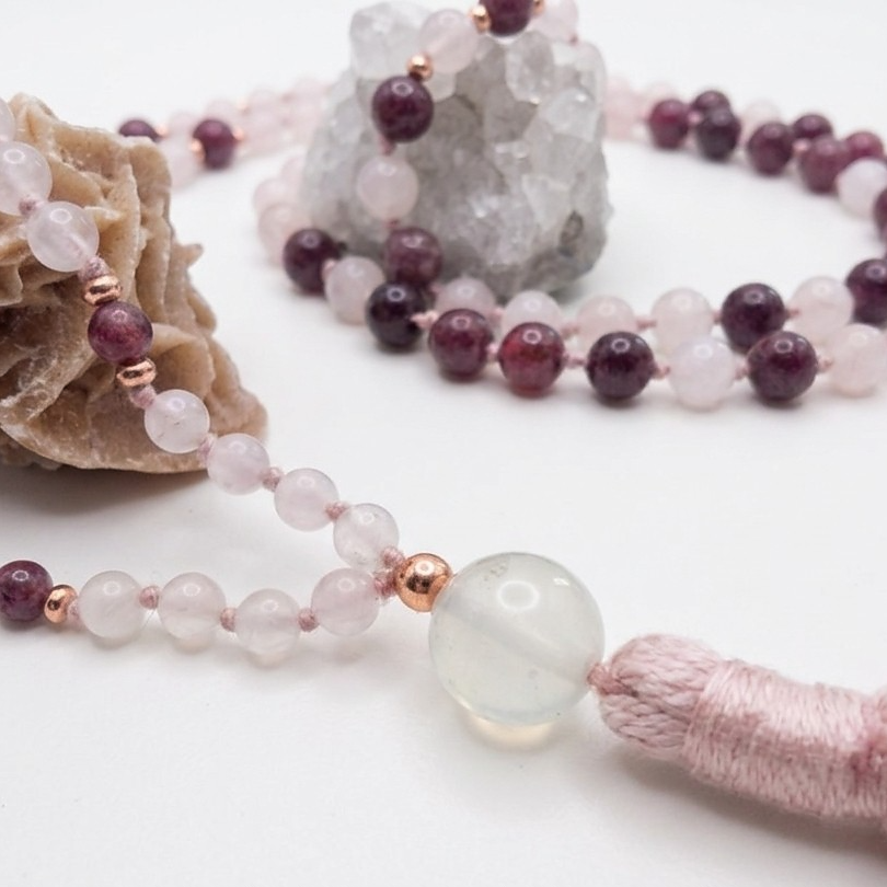 Mala con pietre naturali di Quarzo rosa, Granato almandino, Pietra Guru Quarzo rosa, Rame