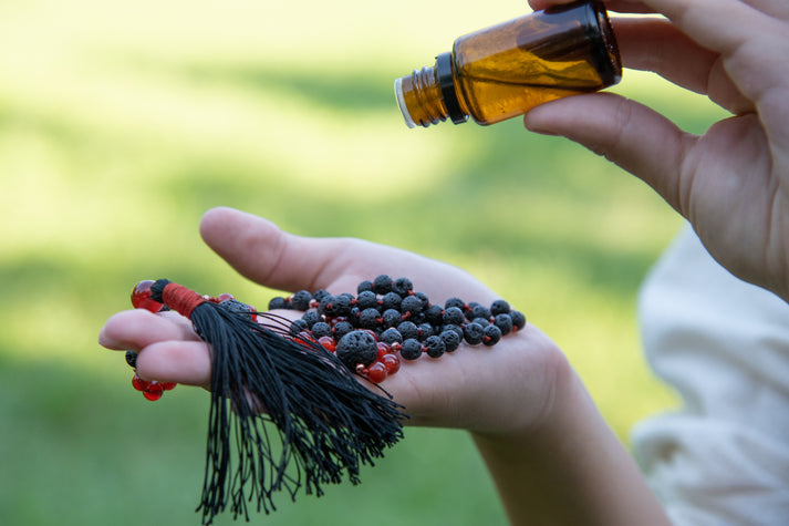 Mala da meditazione in Agata rossa e Pietra Lavica con Olio Essenziale – 108 perle