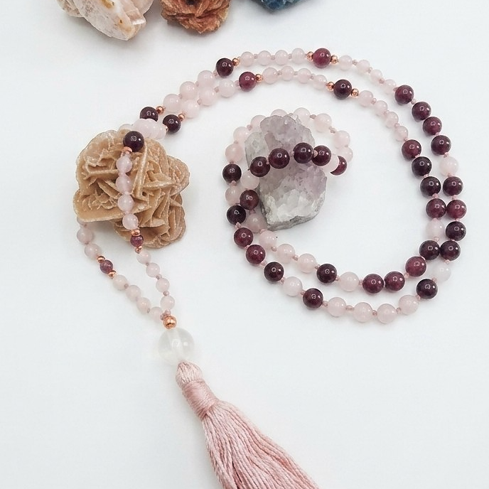 Mala con pietre naturali di Quarzo rosa, Granato almandino, Pietra Guru Quarzo rosa, Rame