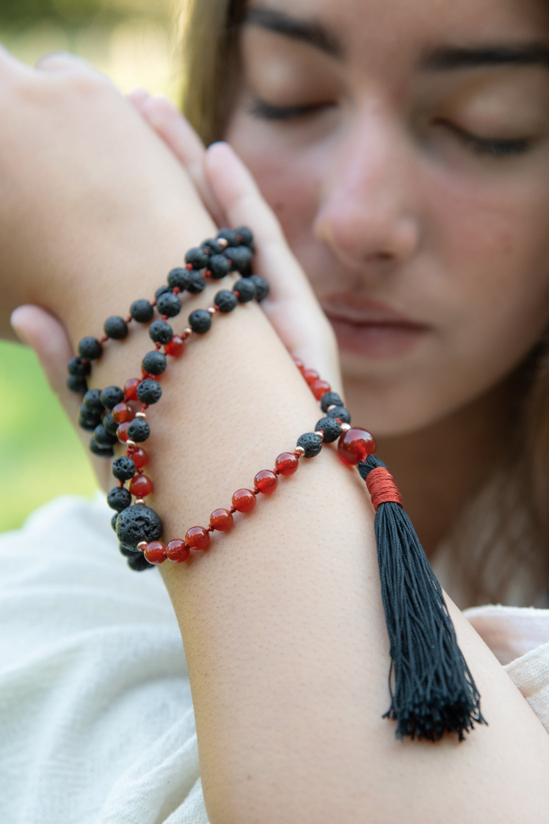Mala da meditazione in Agata rossa e Pietra Lavica con Olio Essenziale – 108 perle