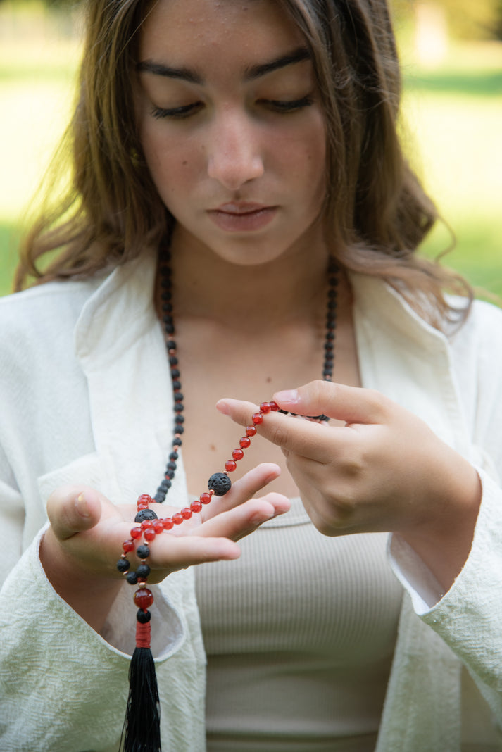 Mala da meditazione in Agata rossa e Pietra Lavica con Olio Essenziale – 108 perle