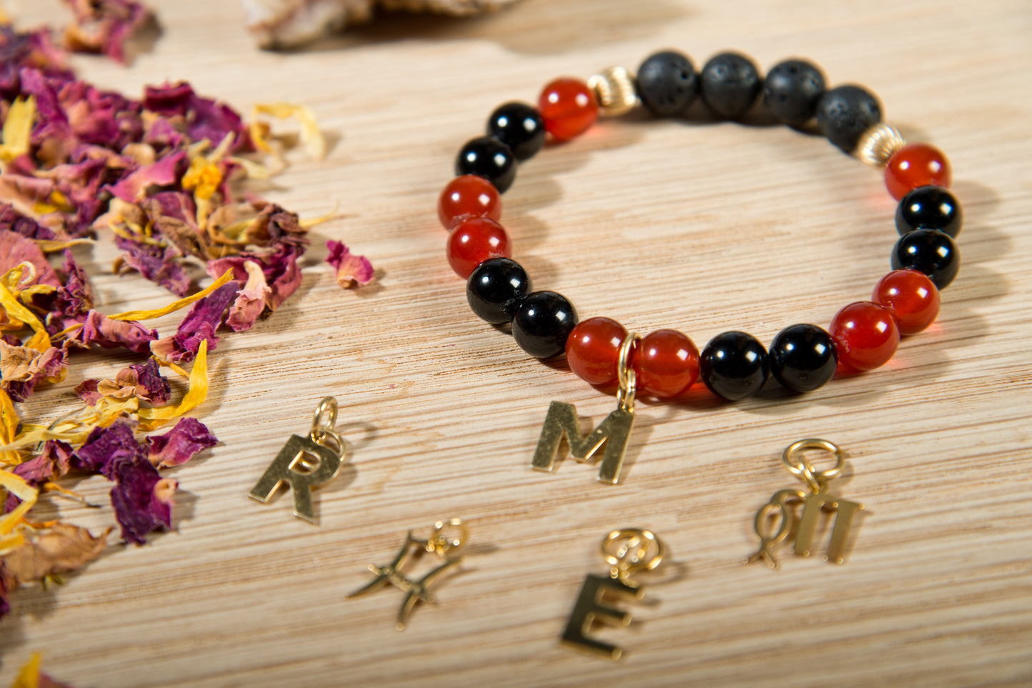Onice, agata rossa, lava, placcato oro 14 Kt, charms