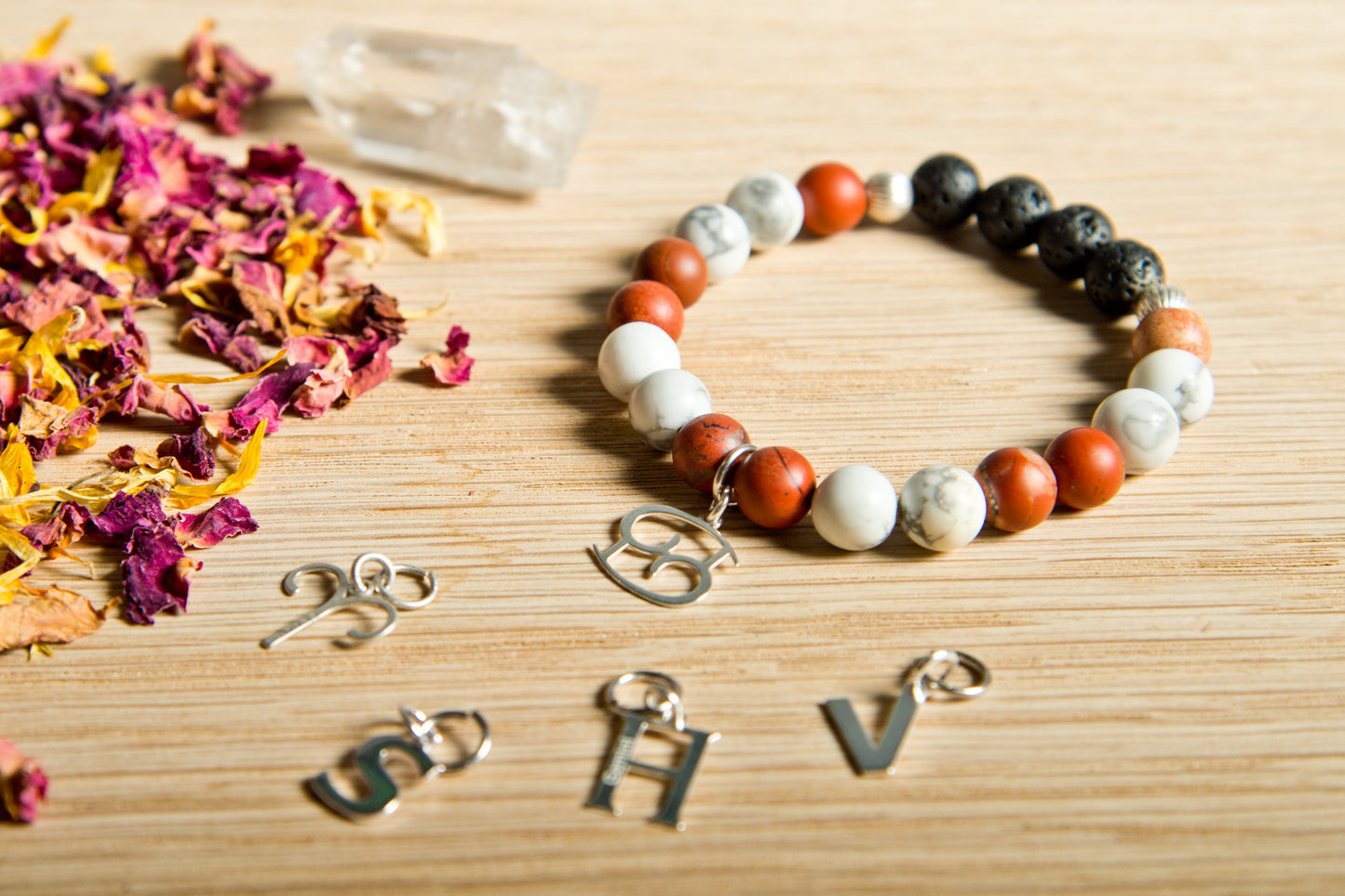 Howlite, diaspro brecciato, lava, argento 925, charms