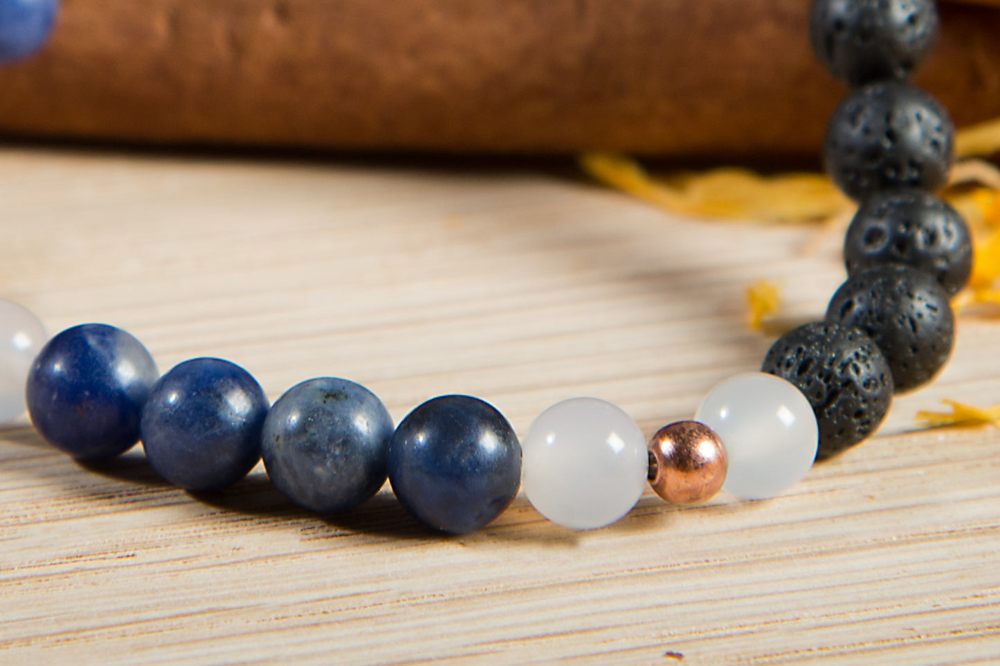 Sodalite, agata bianca, lava, rame