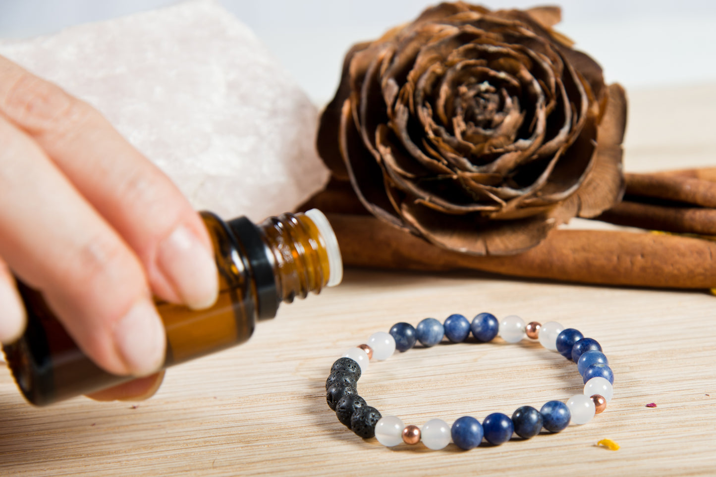 Sodalite, agata bianca, lava, rame